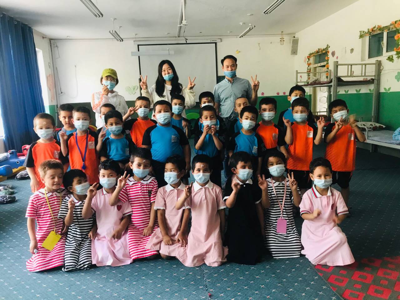 ​图文信息中心直属党支部向南疆幼儿园爱心捐赠活动
